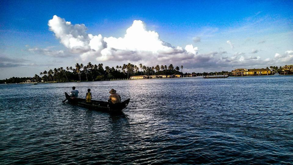 Golden Beach Home Stay Alappuzha Esterno foto
