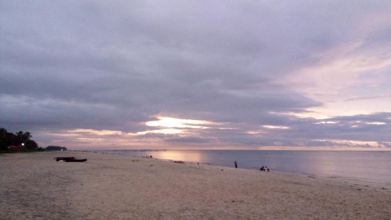 Golden Beach Home Stay Alappuzha Esterno foto