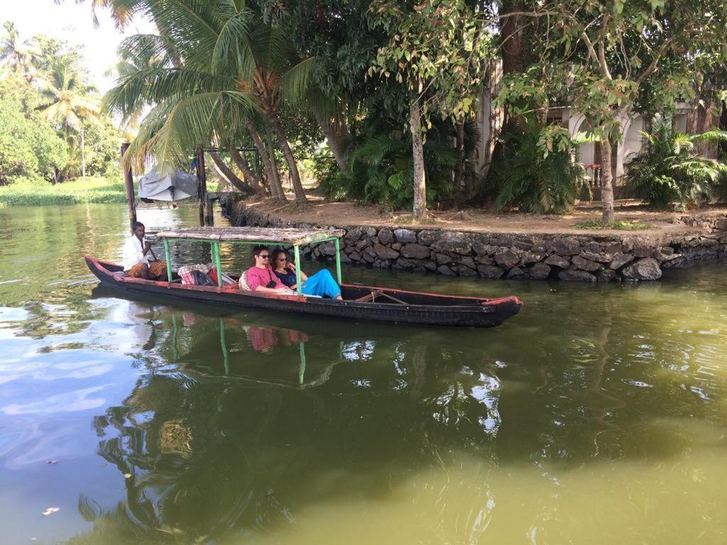 Golden Beach Home Stay Alappuzha Esterno foto